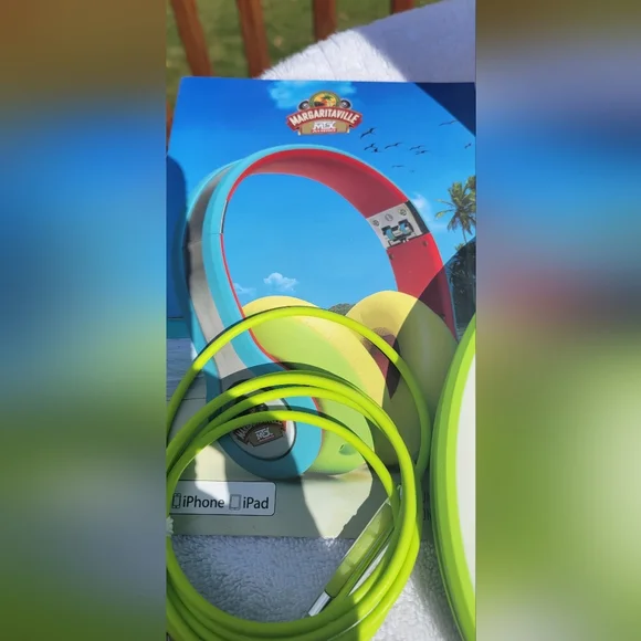 Margaritaville over ear headphones - Picture 4 of 6